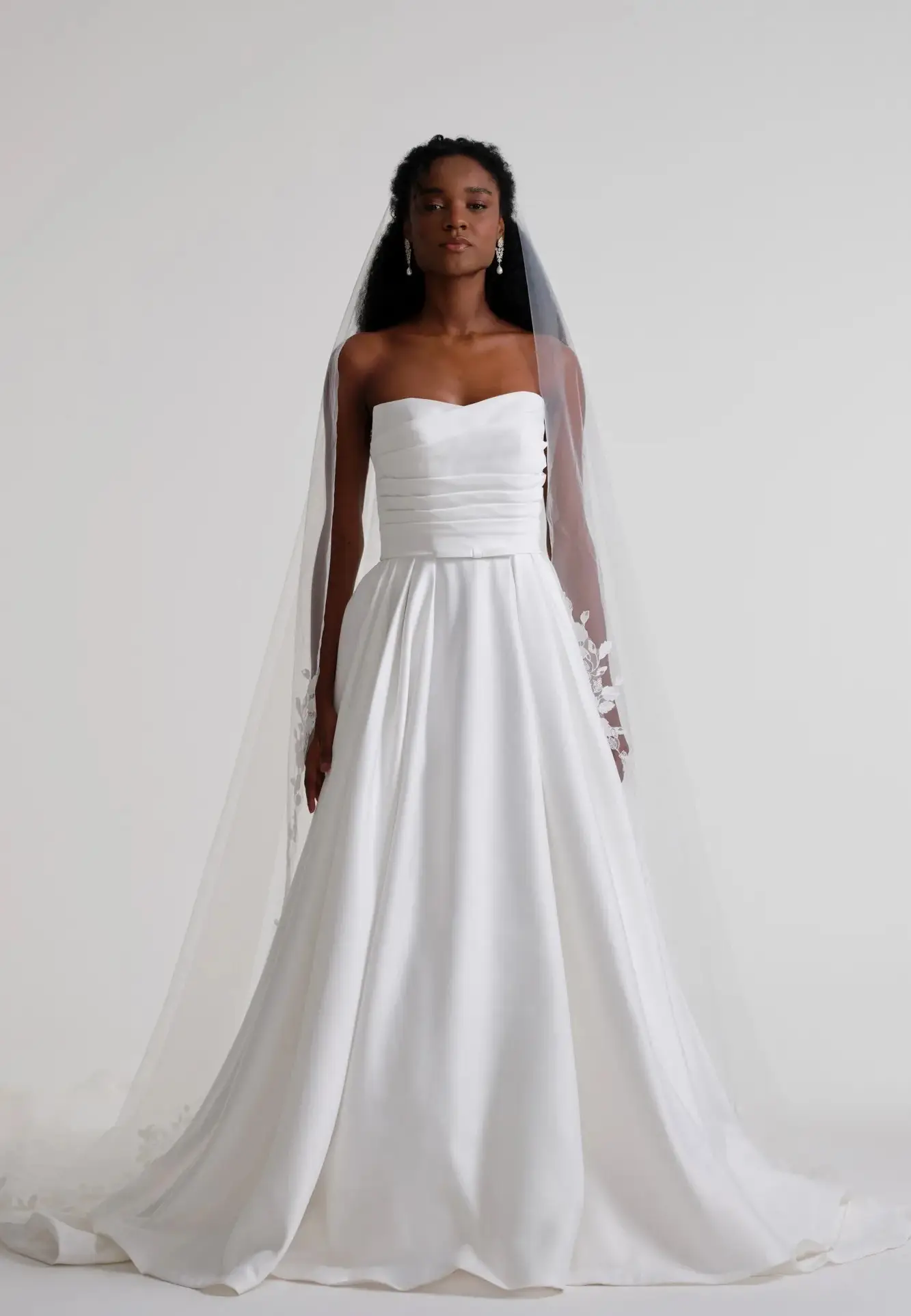 Vestido de noiva tomara que caia branco com corpete drapeado e saia evasê em cetim.